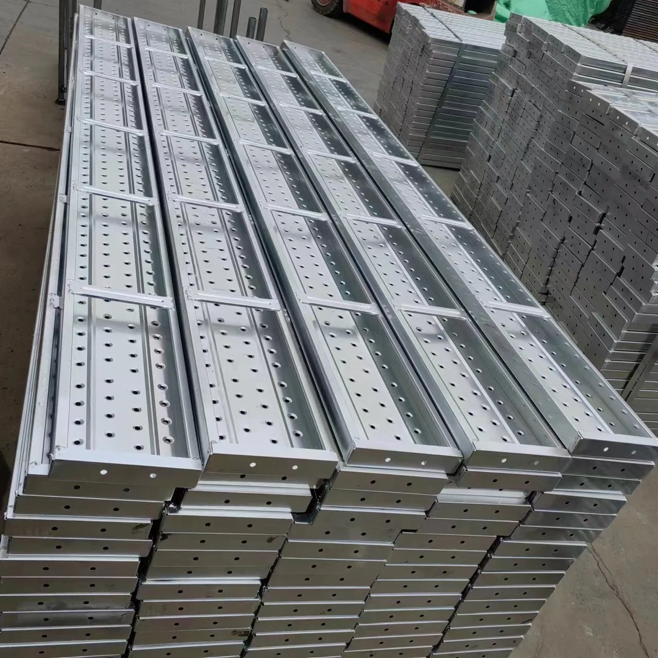 En12811 BS1139 400mm 450mm 210mm Metal Scaffolding Board Building Materials Galvanized Scaffold Steel Plank