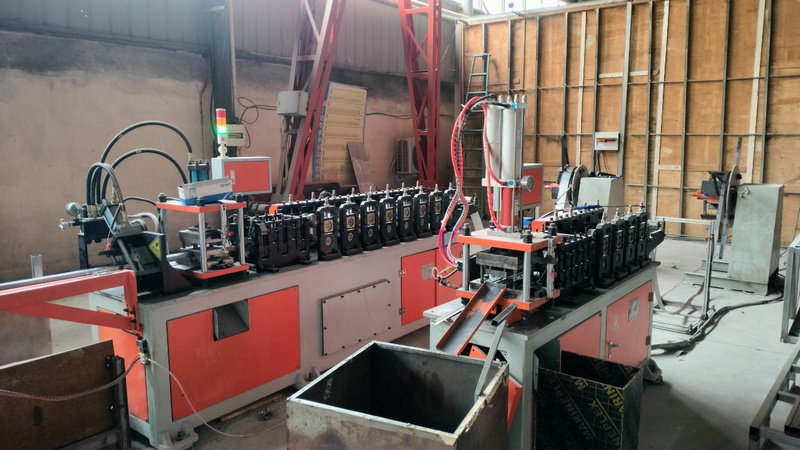 Automated rolling line for racking beam profile forming