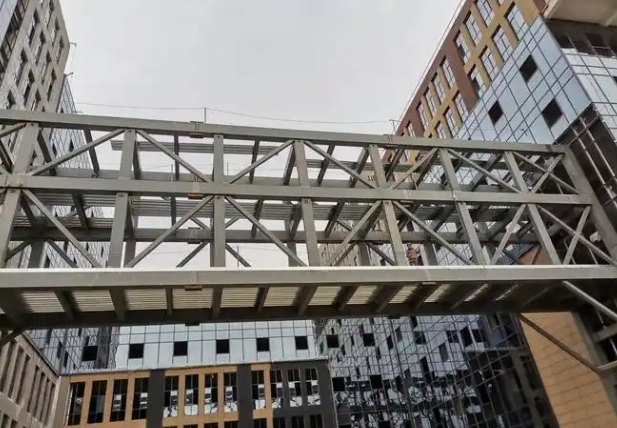 Modular Residential Buildings\Steel-Framed Apartment Buildings\Alloy Pedestrian Bridges\Combines Safety with Sleek, Modern Design.
