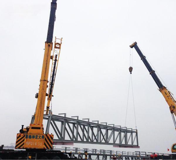 Modular Residential Buildings\Steel-Framed Apartment Buildings\Alloy Pedestrian Bridges\Combines Safety with Sleek, Modern Design.