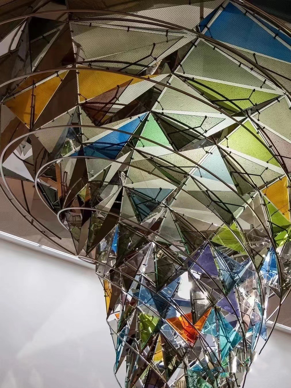Custom Crystal Chandelier Postmodern Hotel Lobby Lighting with Colorful Irregular Designs for Shopping Mall Atriums