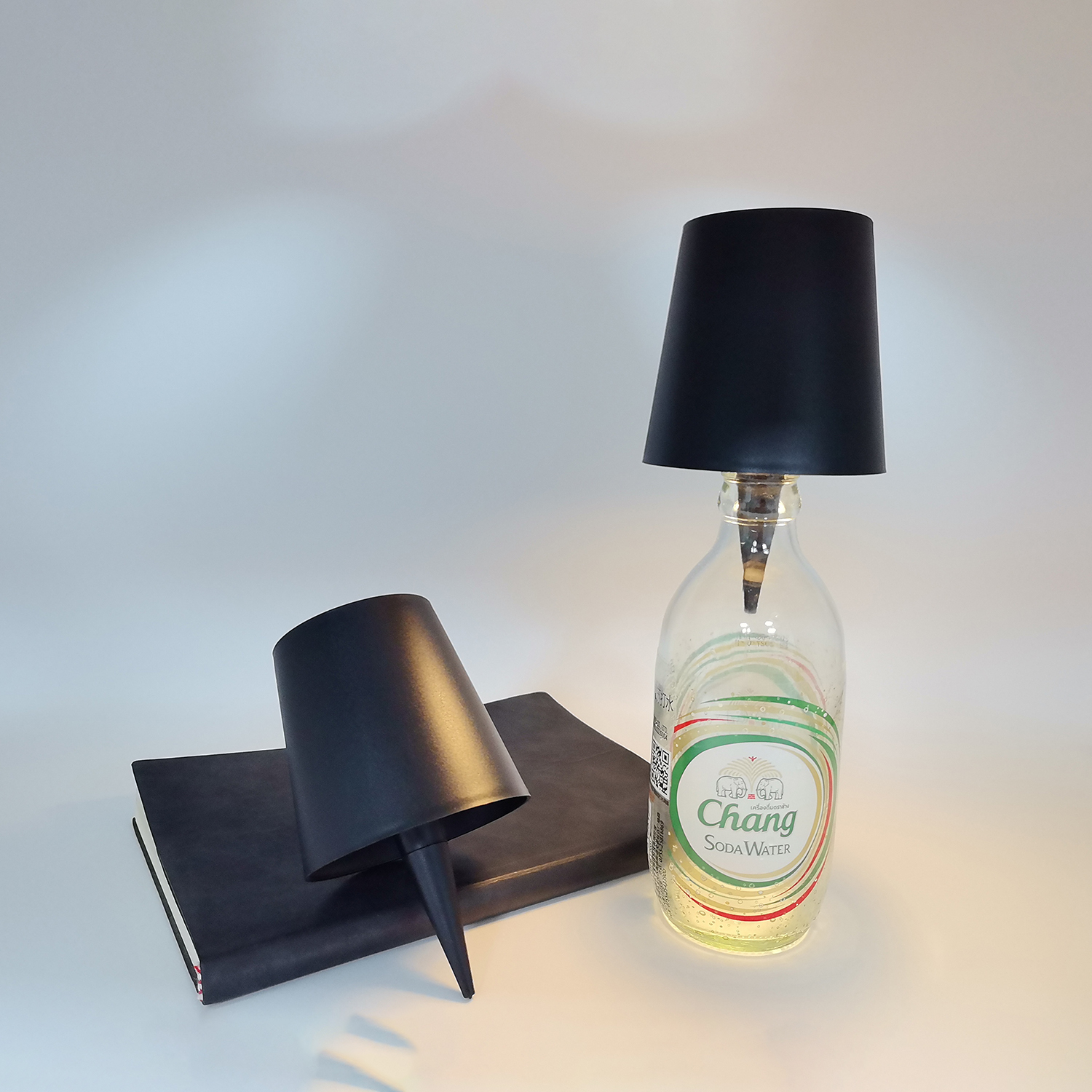 2025 Modern Eco-Friendly Cordless Restaurant Bar Table Lamp 3 Color LED Touch Control Dimmable Battery-Operated E26 Bottle-Style