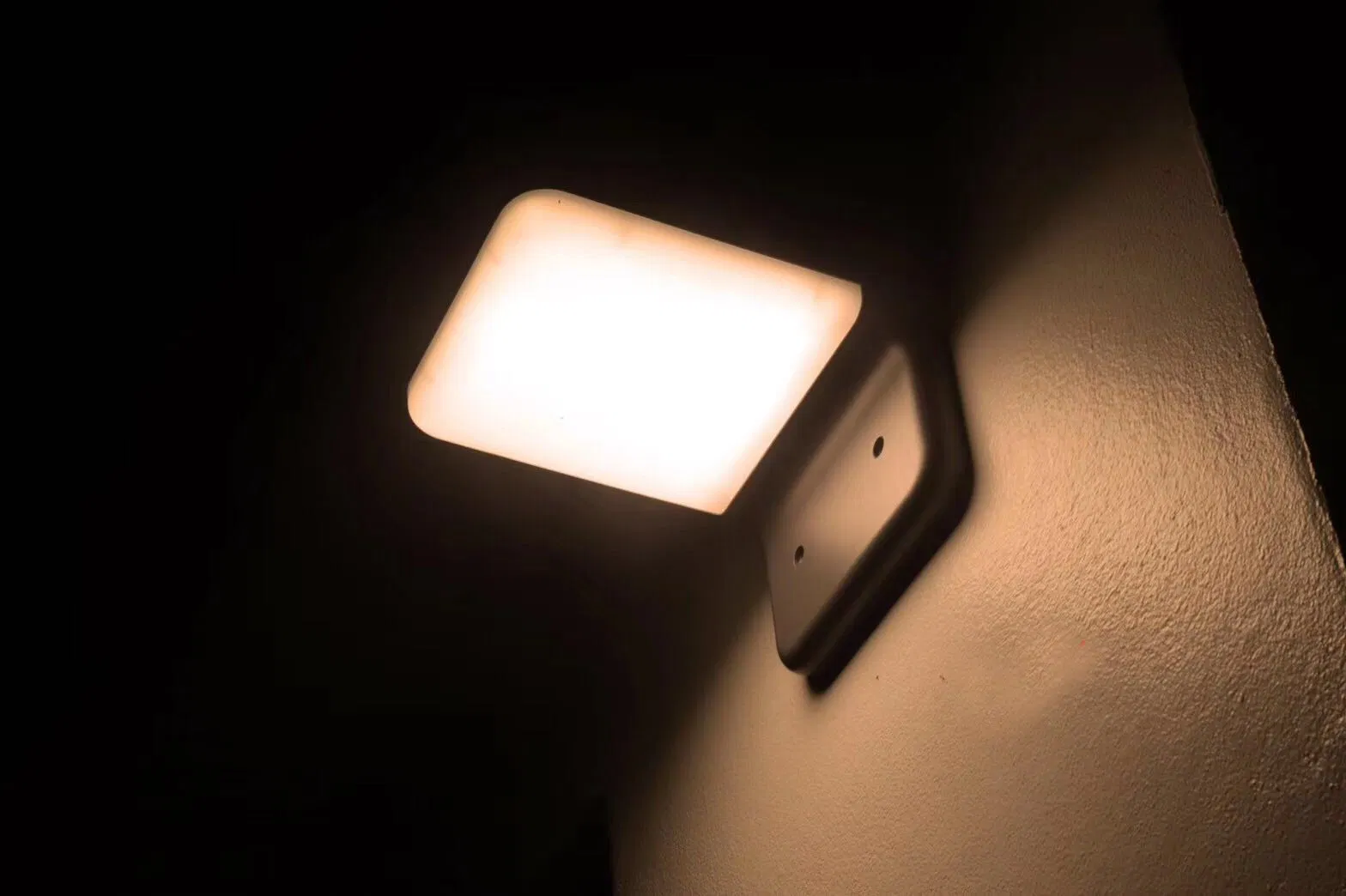 Factory Price 5.2ah Li-ion Battery IP66 Waterproof Smart Light-Control LED Solar Wall Lamp for Villa Gardens and Resort Hotels