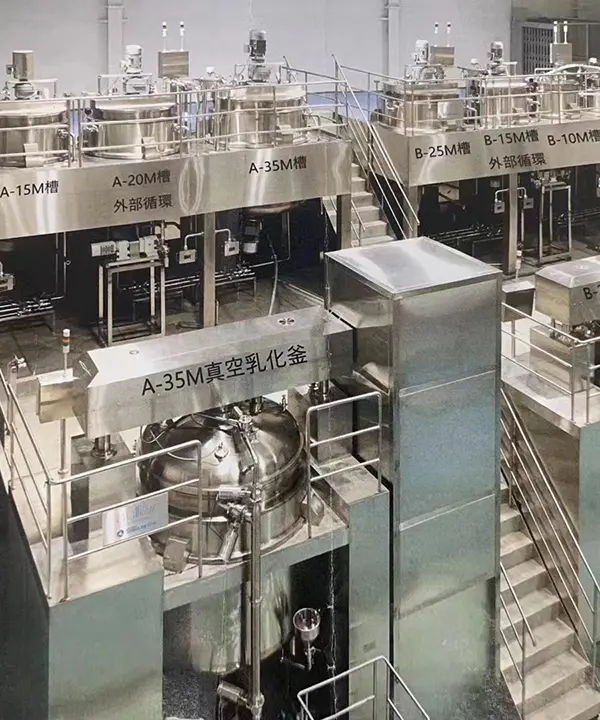 SINAEKATO vacuum emulsifying mixer installed at Japan cosmetic factory