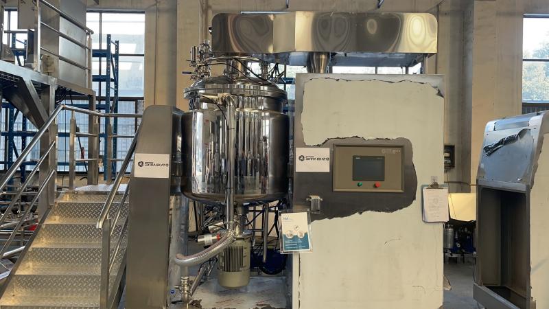 High-Quality SinaEkato 500L vacuum homogenizing emulsifying machine with oil mixing pot Factory, Factories