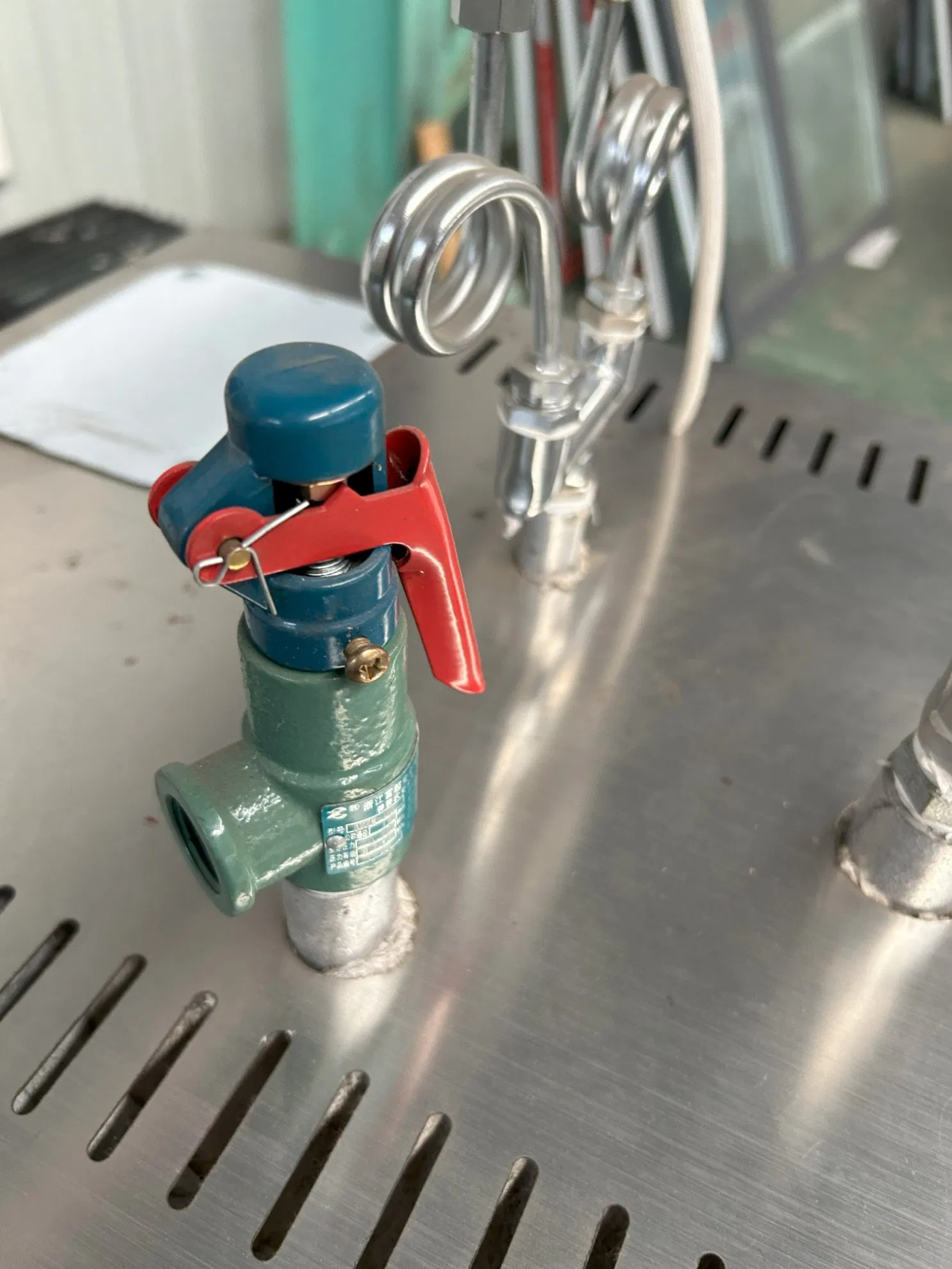 User-Friendly Long-Life Steam Station Iron with Automatic Alarm Function for Dry Cleaners