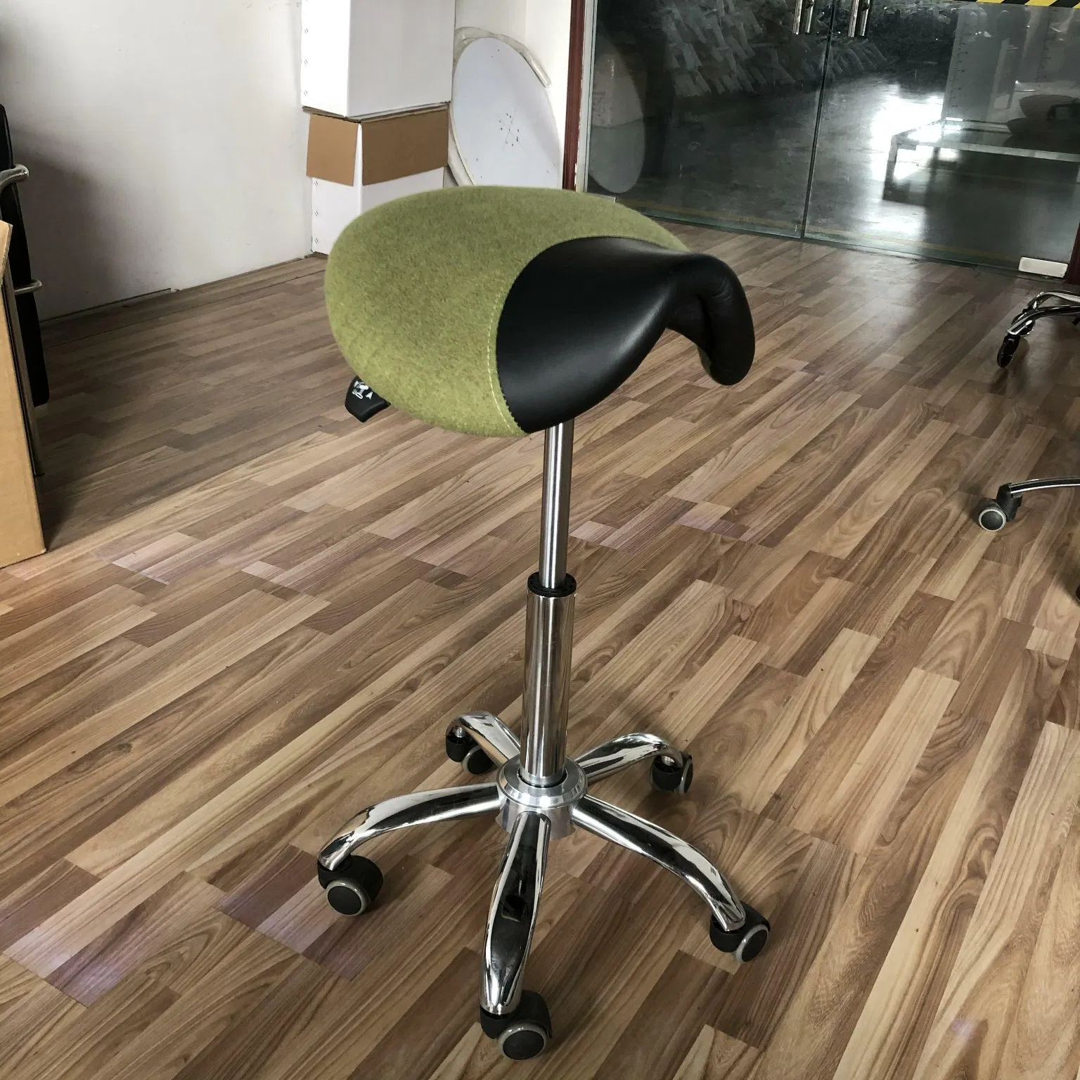 High Quality Ergonomic Saddle Seat Master Salon Beauty Stool