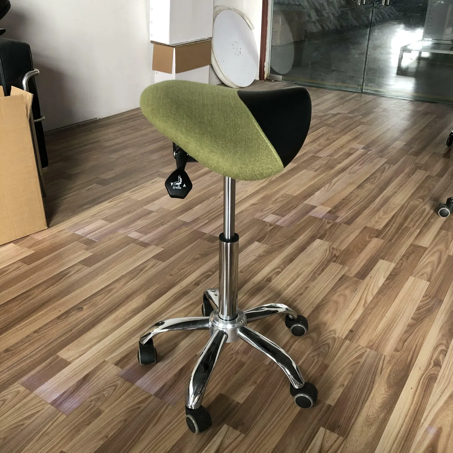 High Quality Ergonomic Saddle Seat Master Salon Beauty Stool