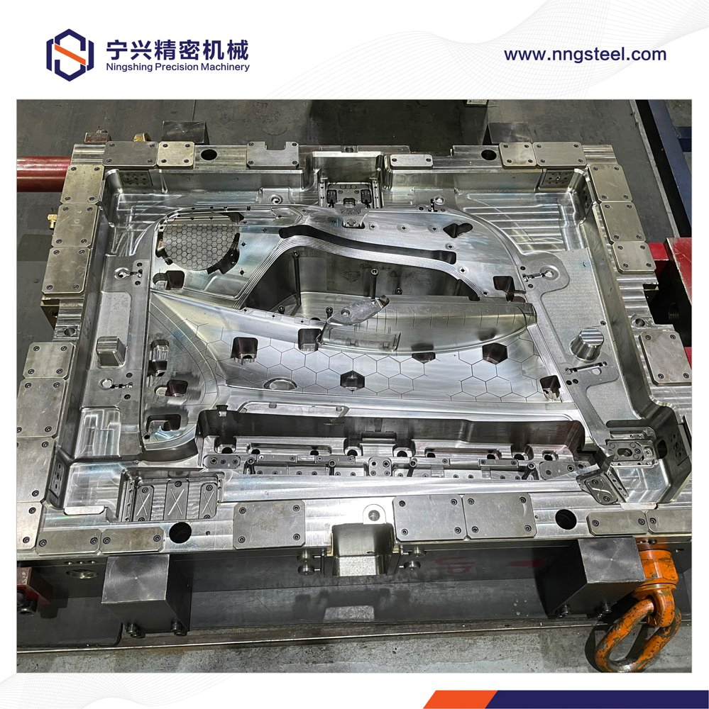 Plastic Injection Mold Design Mould with Mold Base Automobile Door Panel Deflector High Pressure Die Casting