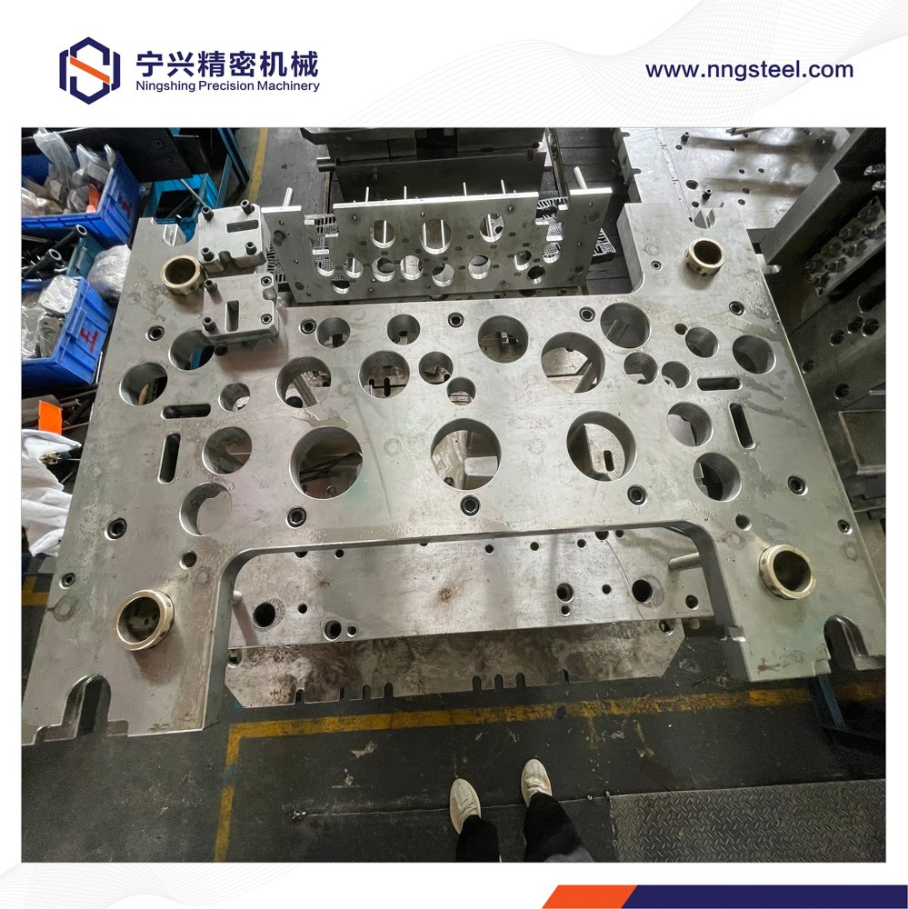 Plastic Injection Mold Design Mould with Mold Base Automobile Door Panel Deflector High Pressure Die Casting