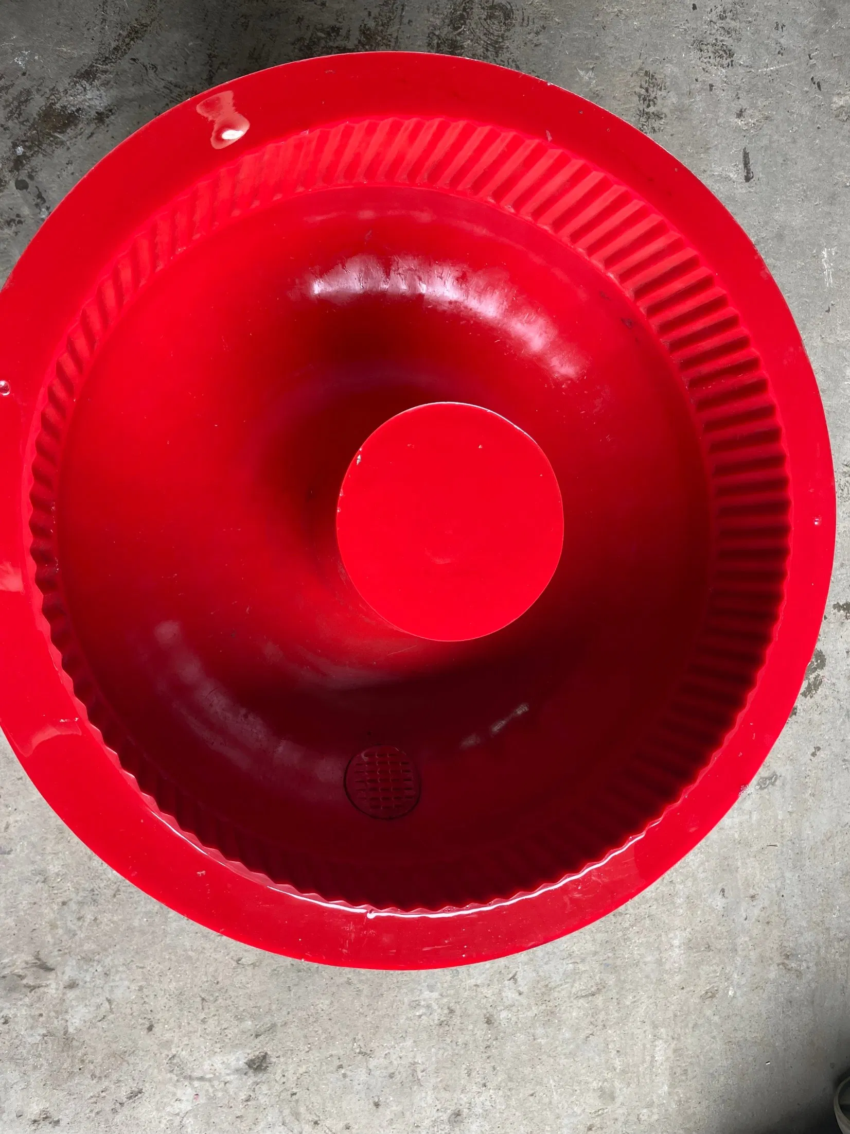 Easy to Operate 95L Round Type Tumbler Finishing Machine Deburring Electronic Parts Vibratory Polishing Machine