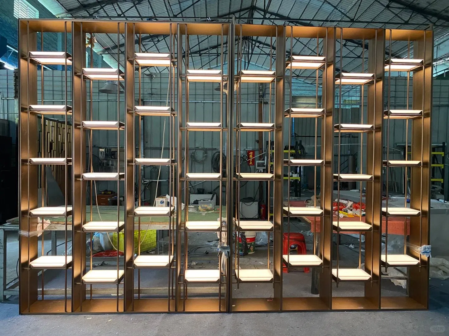 Gabinete de vino montado en la pared de acero inoxidable con LED personalizado para hotel y villa