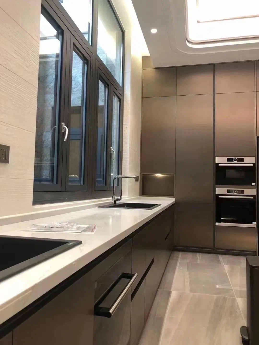 Gabinetes de cocina de acero inoxidable elegante para hogares modernos