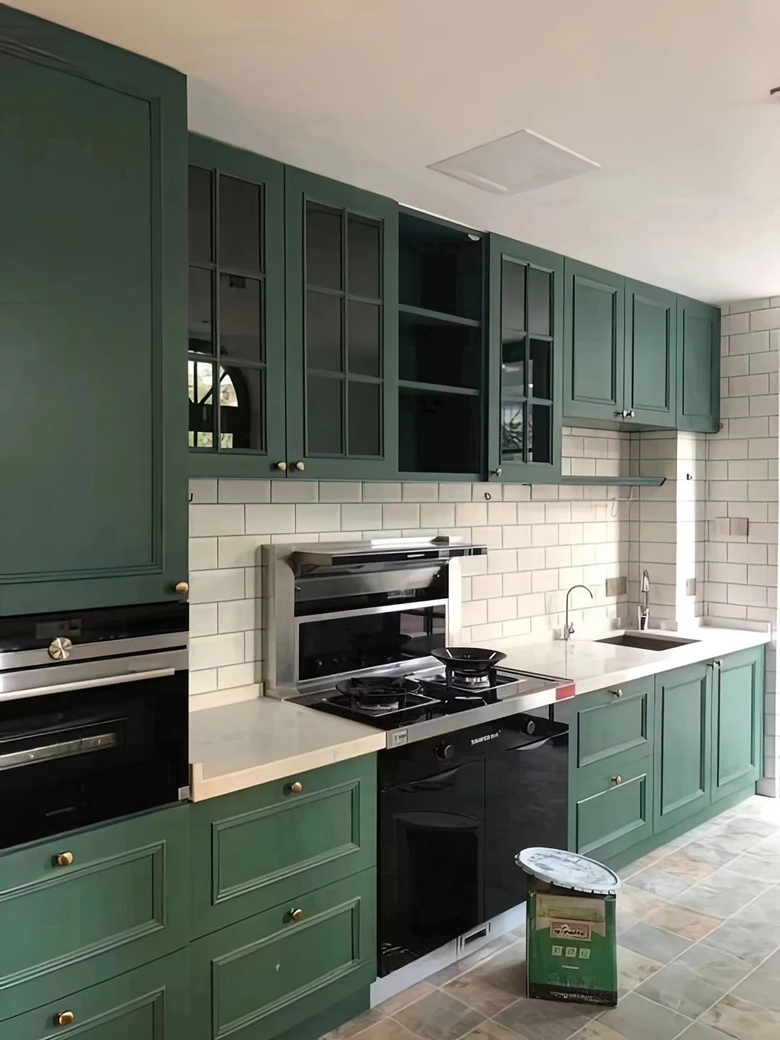Gabinetes de cocina de madera maciza de color claro y elegante para hogares modernos
