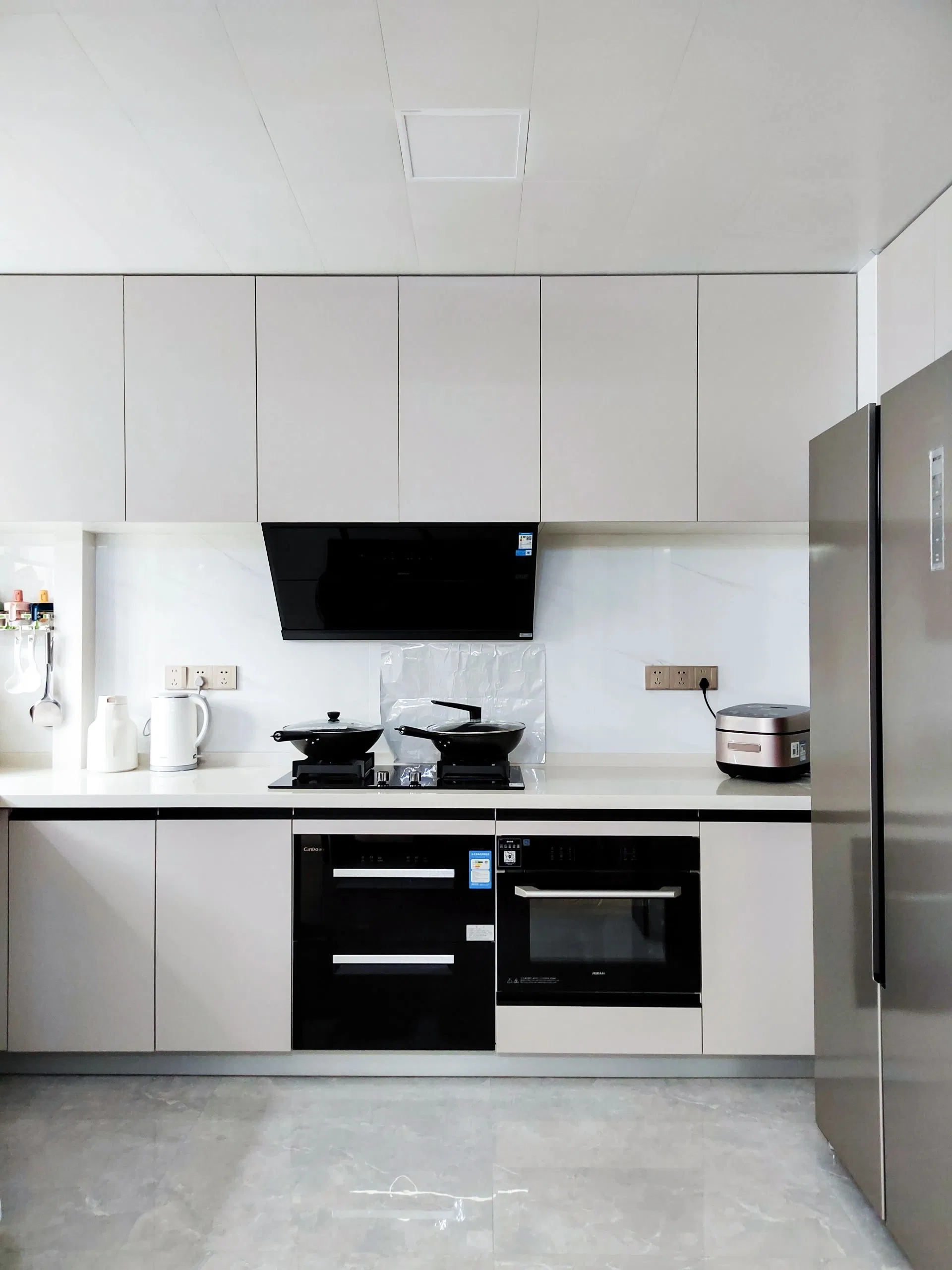 Armario de cocina de madera personalizado y elegante para hogares modernos