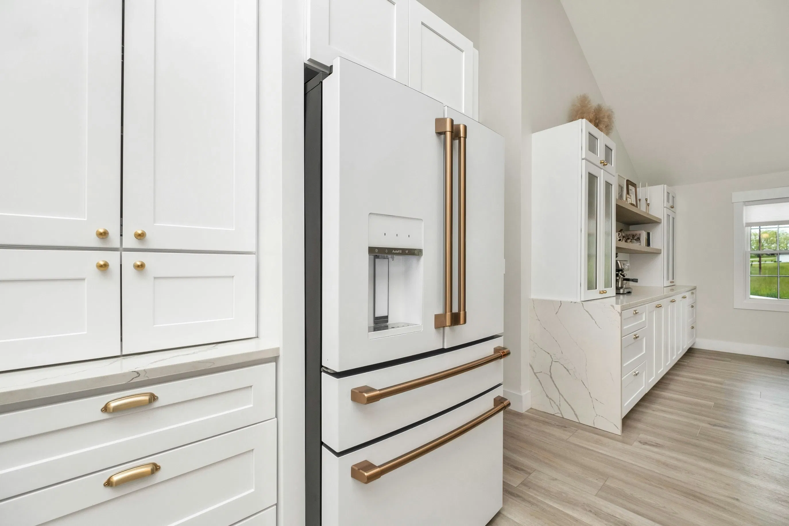 Solución de almacenamiento de cocina con puerta shaker blanca elegante de nuevo material