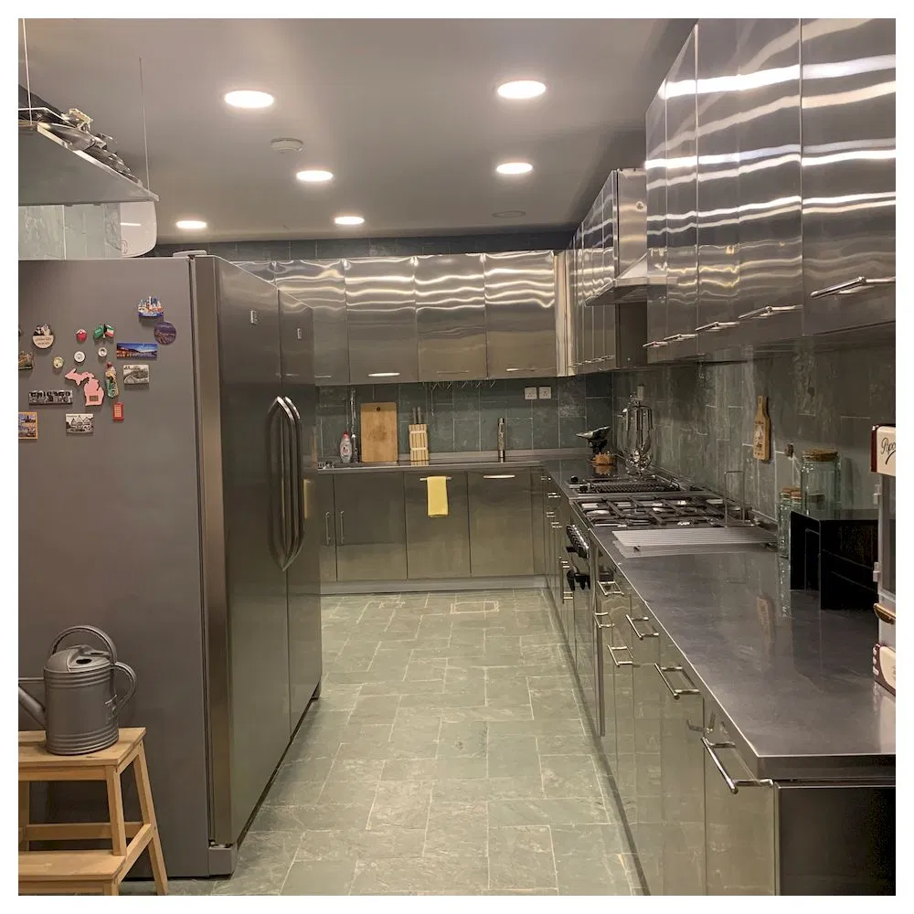 Gabinete moderno de acero inoxidable completo para almacenamiento en la cocina del hogar