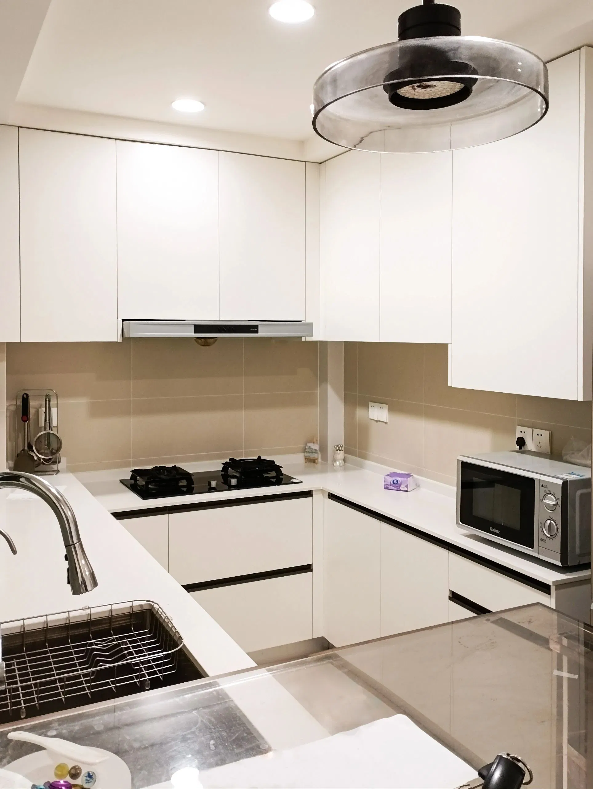 Armario de cocina de madera personalizado y elegante para hogares modernos