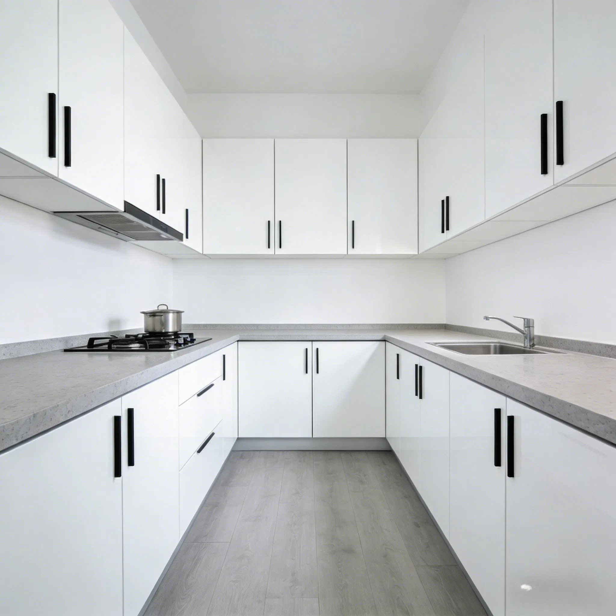 Gabinetes de cocina modernos en gris oscuro con acentos de acero inoxidable, encimera de mármol e isla