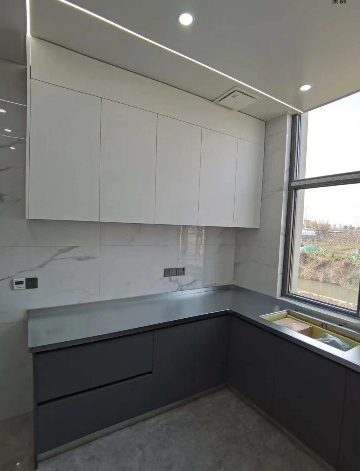 Gabinetes de cocina modulares de acero inoxidable pintados a medida para el proyecto de despensa de villa