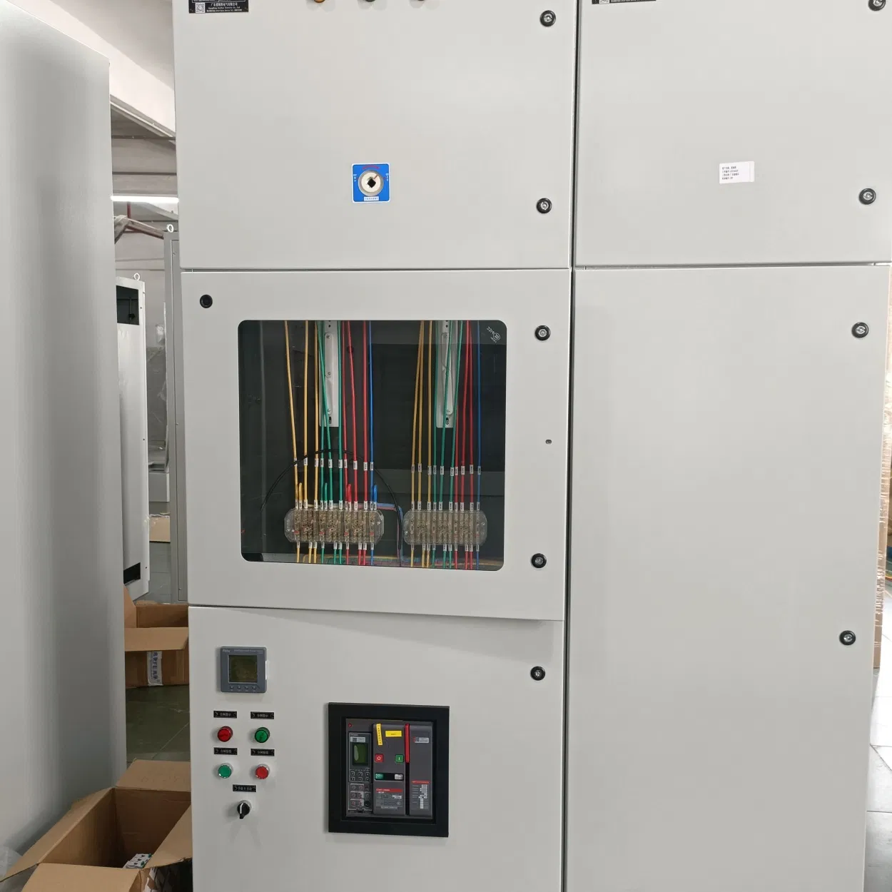 Sistema de Control Eléctrico de Bajo Voltaje a Prueba de Polvo y Agua con Aislamiento de Partición de Múltiples Circuitos
