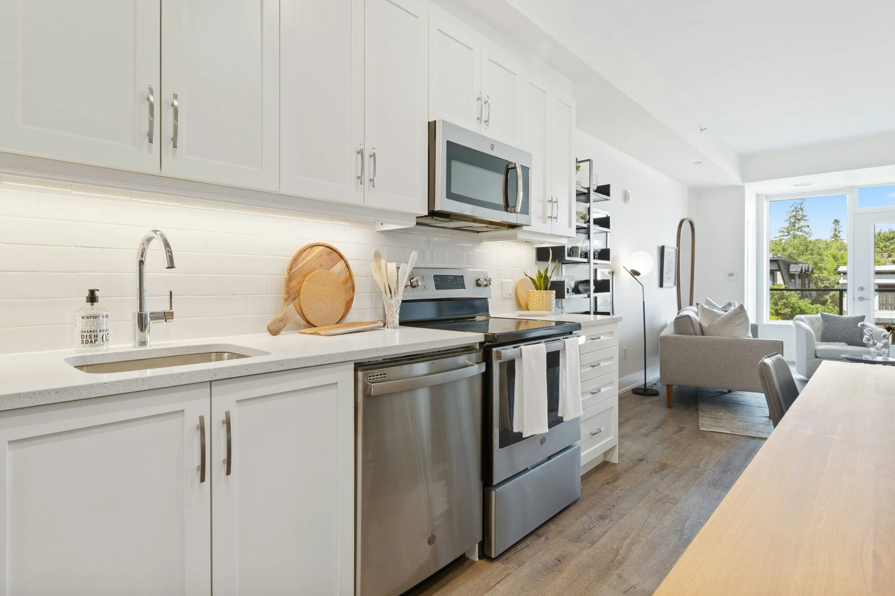 Solución de almacenamiento de cocina con puerta shaker blanca elegante de nuevo material