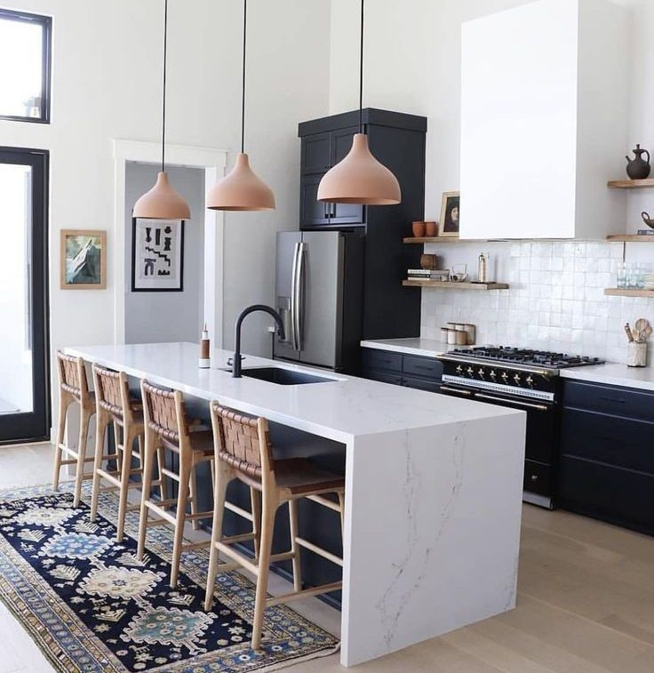 Gabinete de cocina personalizado de lujo de madera maciza con acabado de tinte, isla de MDF blanco estilo shaker, contrachapado, con campana oculta y fregadero de acero inoxidable