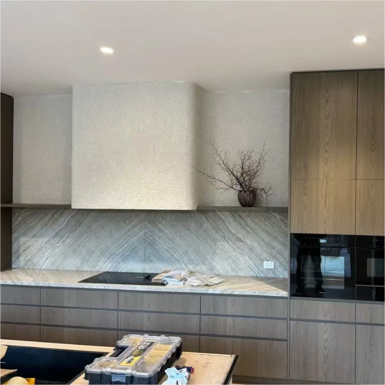 Gabinete de cocina de lujo de madera italiana con integración de estufa de acero inoxidable, diseño de gabinete de pared para toda la casa