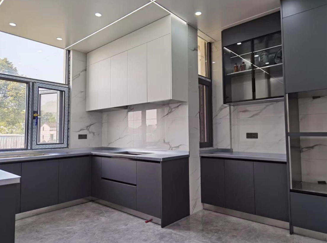 Gabinetes de cocina modulares de acero inoxidable pintados a medida para el proyecto de despensa de villa
