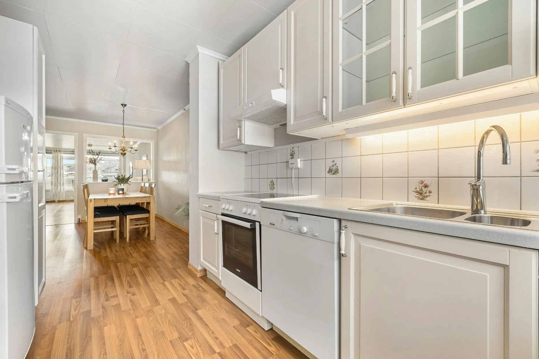 Solución de almacenamiento de cocina con puerta shaker blanca elegante de nuevo material