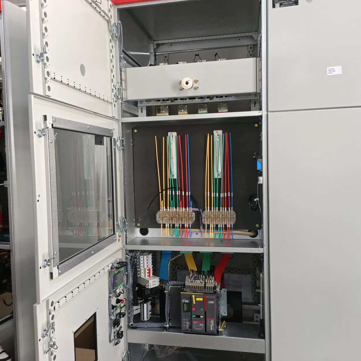 Sistema de Control Eléctrico de Bajo Voltaje a Prueba de Polvo y Agua con Aislamiento de Partición de Múltiples Circuitos