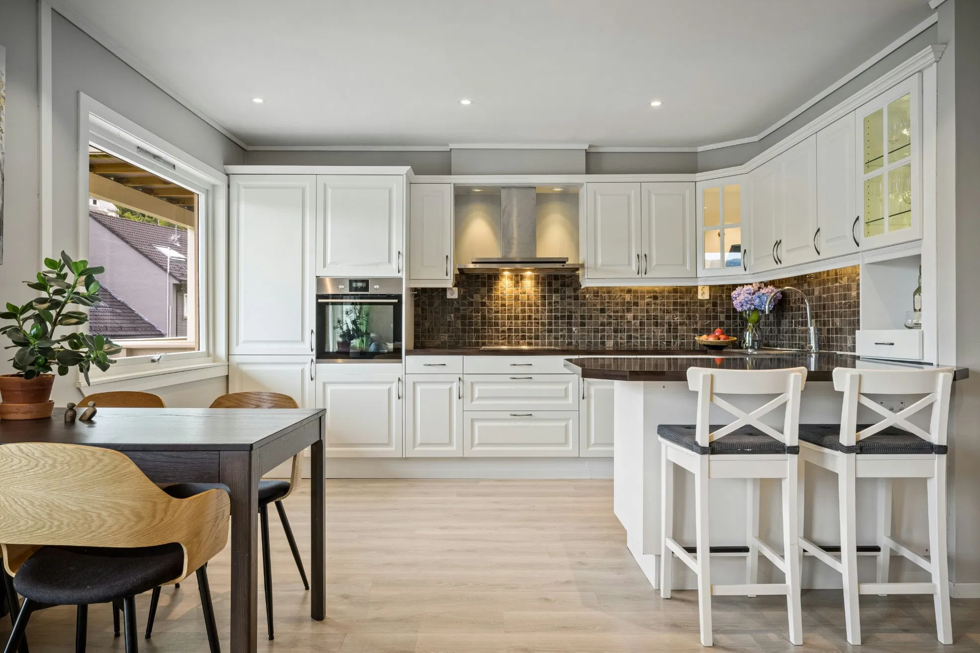 Solución de almacenamiento de cocina con puerta shaker blanca elegante de nuevo material