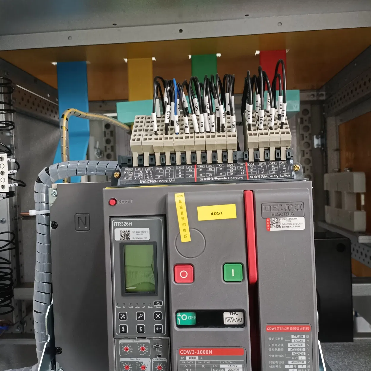 Sistema de Control Eléctrico de Bajo Voltaje a Prueba de Polvo y Agua con Aislamiento de Partición de Múltiples Circuitos