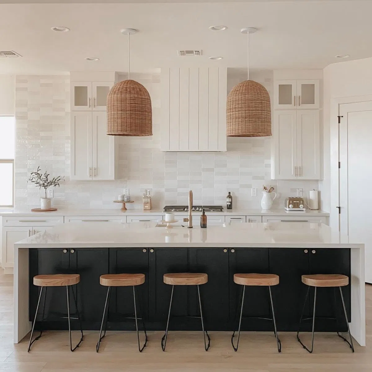 Gabinete de cocina personalizado de lujo de madera maciza con acabado de tinte, isla de MDF blanco estilo shaker, contrachapado, con campana oculta y fregadero de acero inoxidable