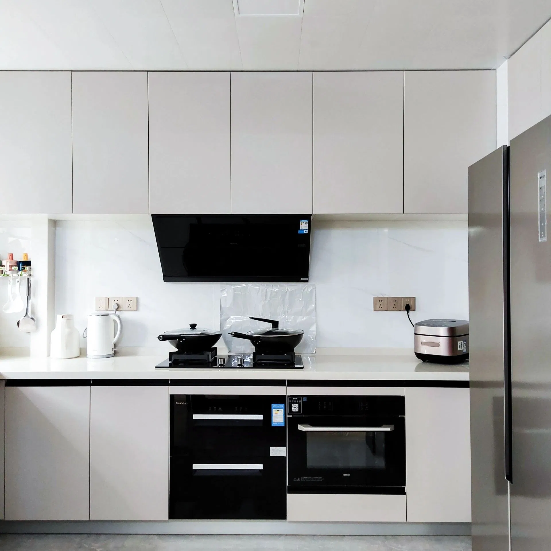 Armario de cocina de madera personalizado y elegante para hogares modernos