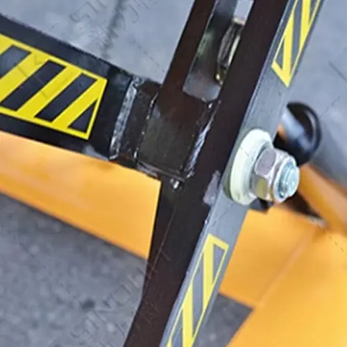 Thick anti-pinch scissors design