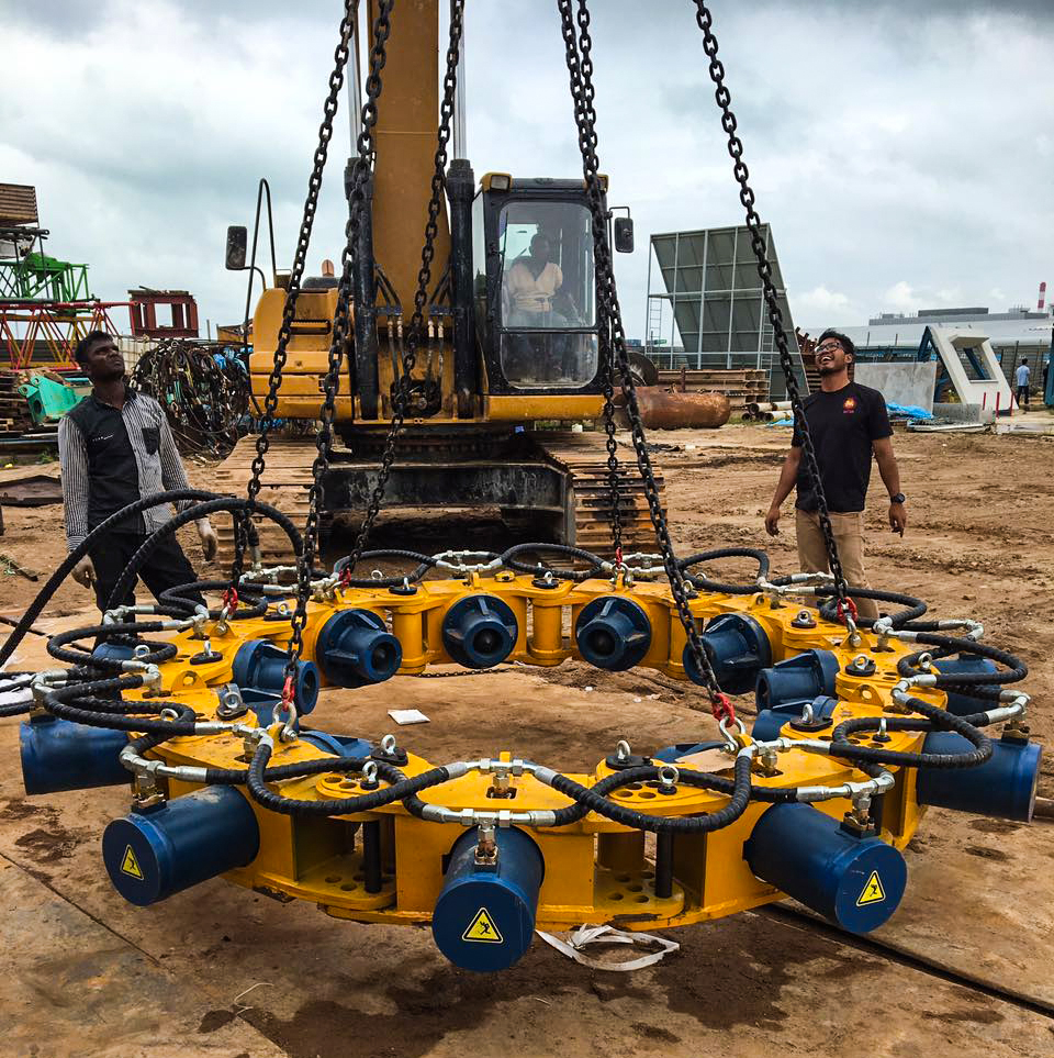 Excavator mounted pile cutter
