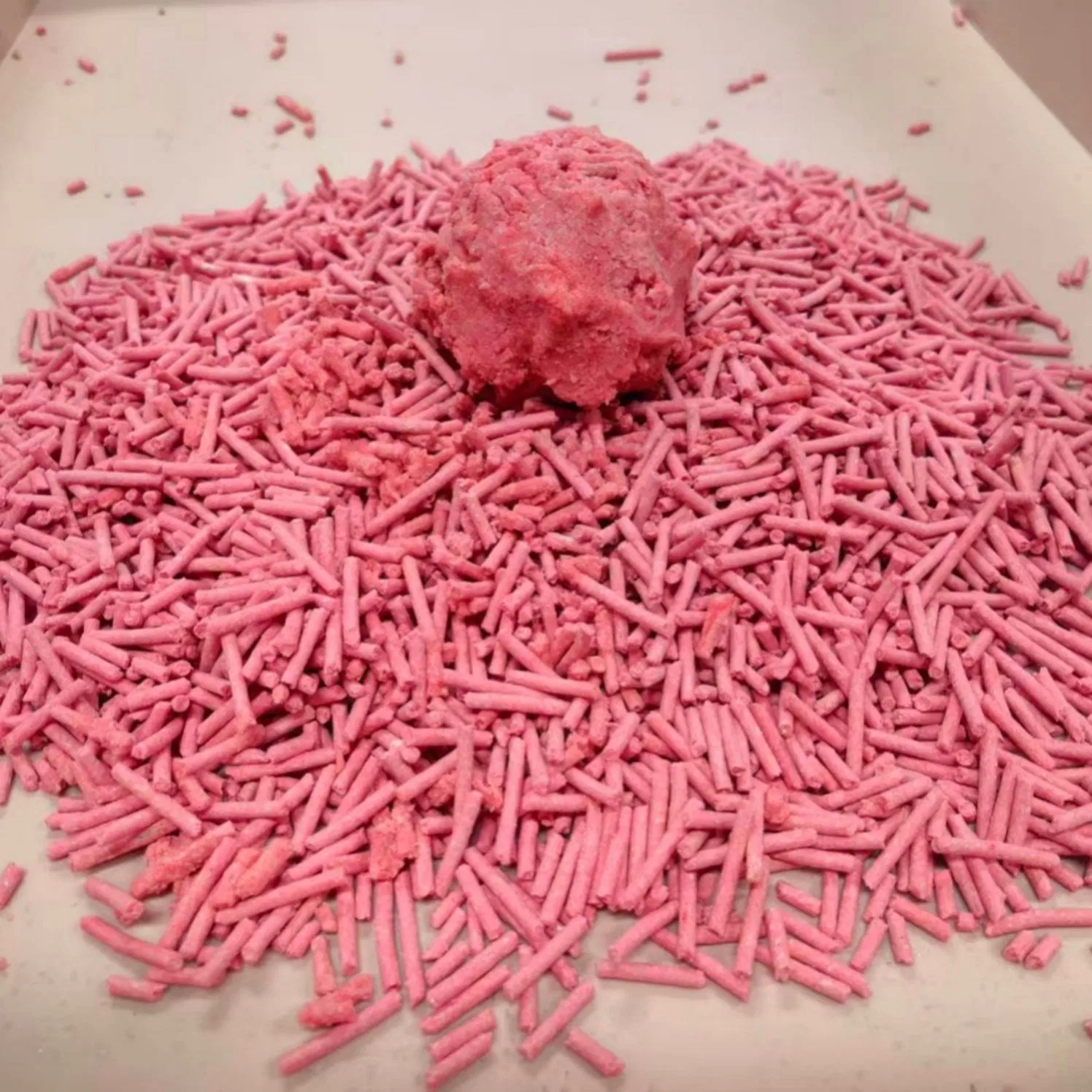 Hypoallergenic Peach Aroma Tofu Cat Litter Biodegradable and Compostable Featuring Instant Solid Clump Formation Easy Cleaning Process and Soft Paw Feel