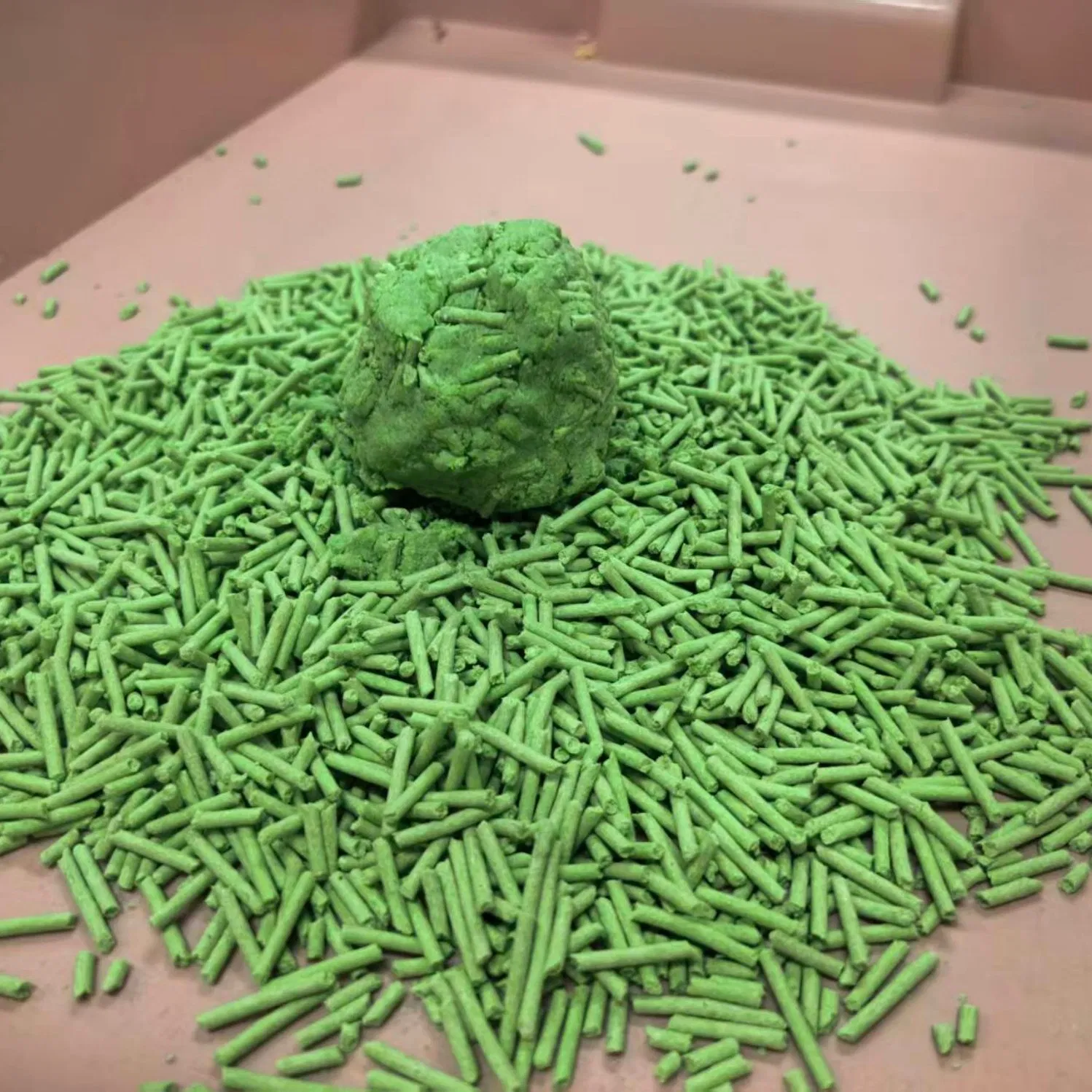 Hypoallergenic Formula Green Tea Tofu Cat Litter Free From Artificial Fragrances and Chemicals Suitable for Sensitive Cats with Skin or Respiratory Conditions