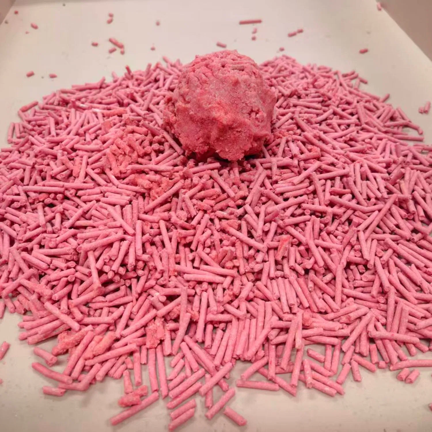 Peach Flavor Non Toxic Hypoallergenic Tofu Cat Litter Made From Natural Ingredients Providing Soft Paw Feel and Gentle Protection