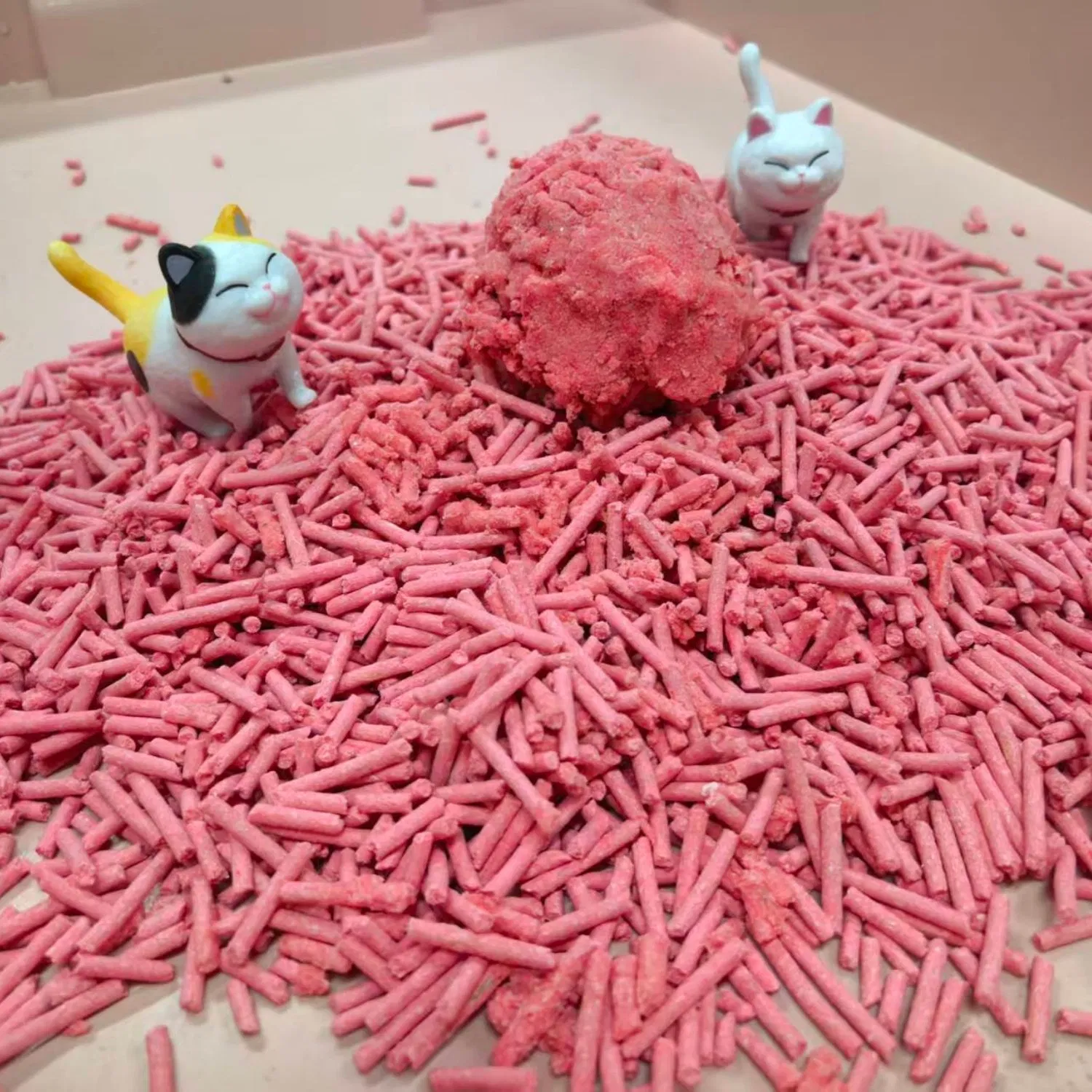 Peach Flavor Non Toxic Hypoallergenic Tofu Cat Litter Made From Natural Ingredients Providing Soft Paw Feel and Gentle Protection