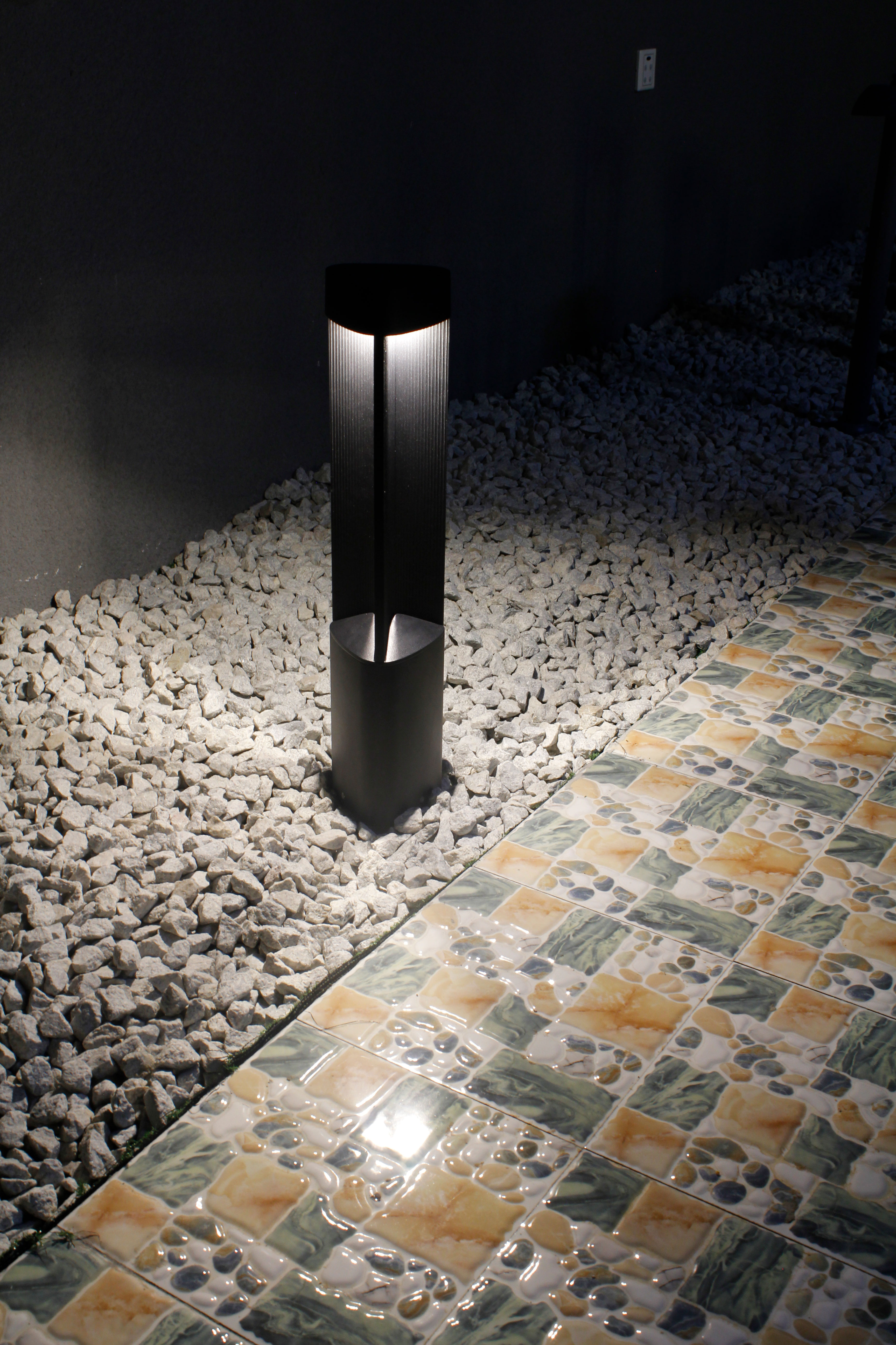 Modern IP65 LED Solar Lawn Lights Waterproof Aluminum Garden Pathway Landscape Pillar Bollard Hot Selling for Hotels Residences