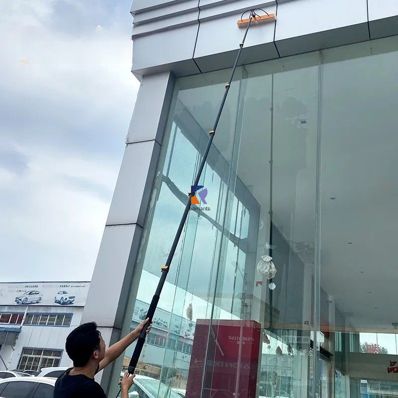 Innovative Solar Panel Cleaning Tool for Windows and Buildings