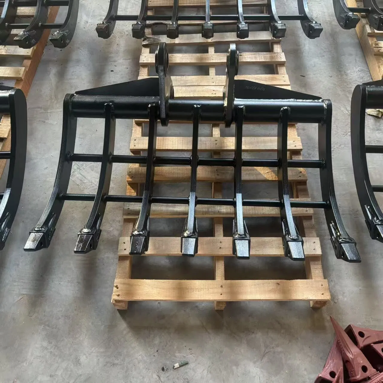 Vineyard-Soil Grooming Excavator Rake for Grape Cultivation and Harvest Preparation