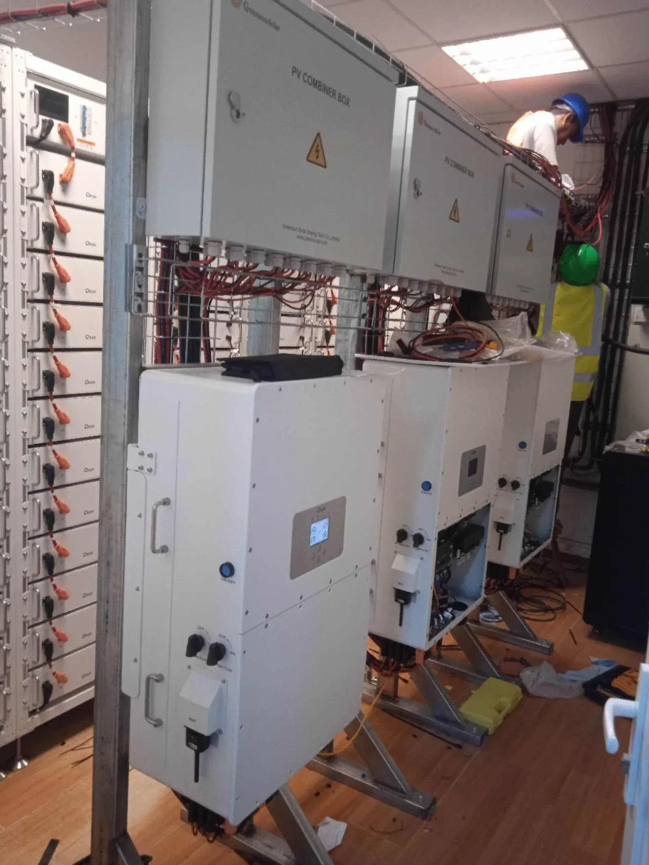 Low Price Deye PV Inverter 60kw 70kw 75kw 80kw Three Phase String Solar Inverter