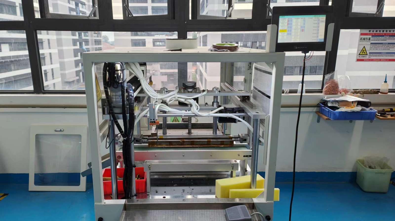 Automatic soldering machine for efficient electrical component assembly