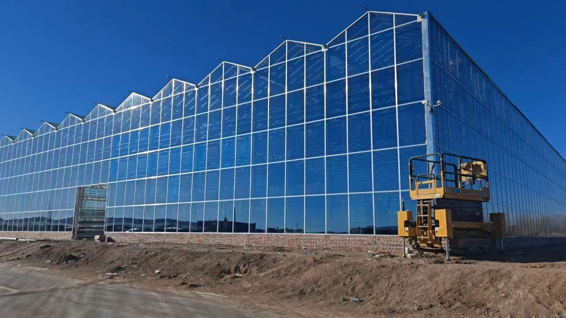 High Efficient Commercial Glass Greenhouse with Shading System for Seedling Nurseries