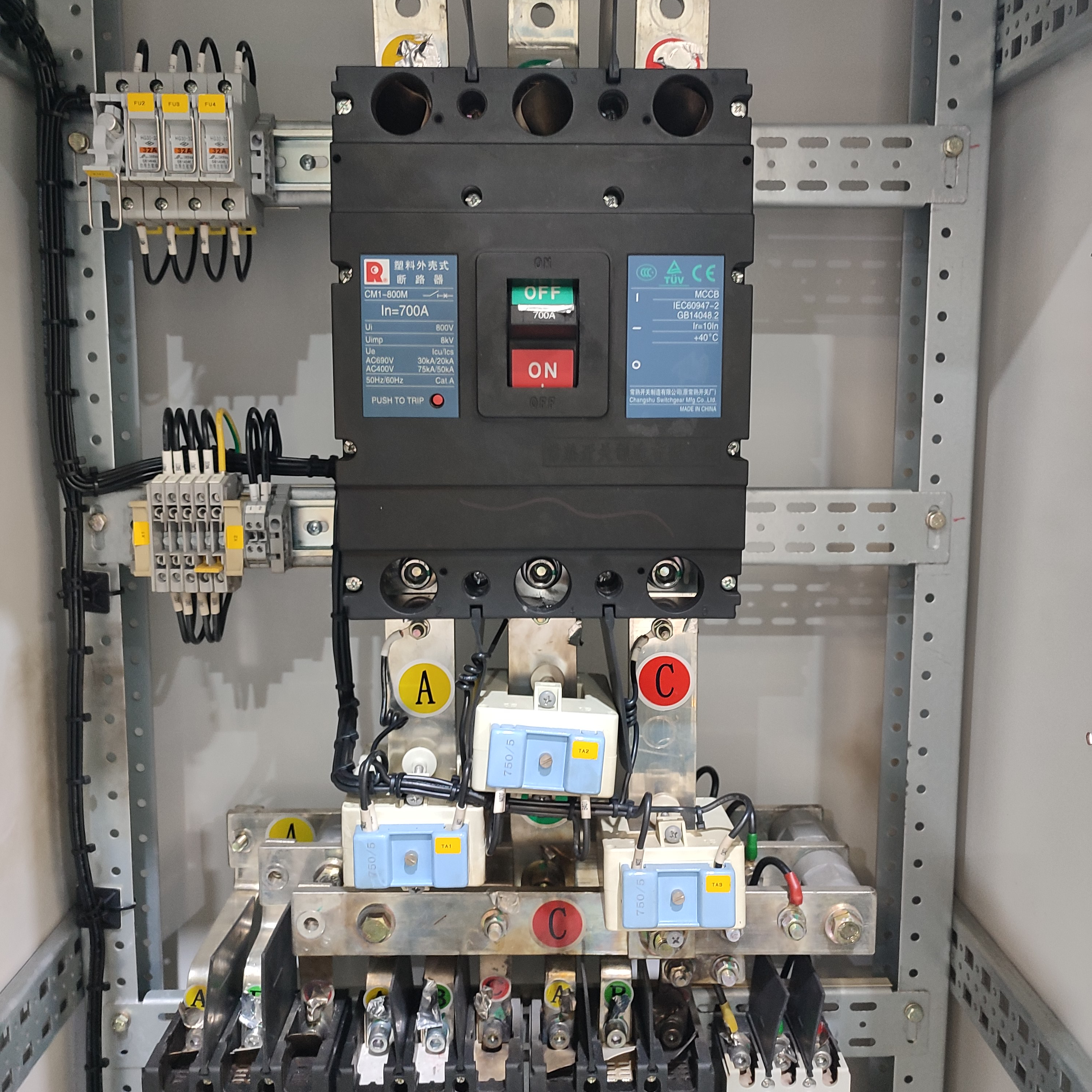 Small Steel Power Distribution Cabinet 100A Distribution Panel Breaker Protective Equipment