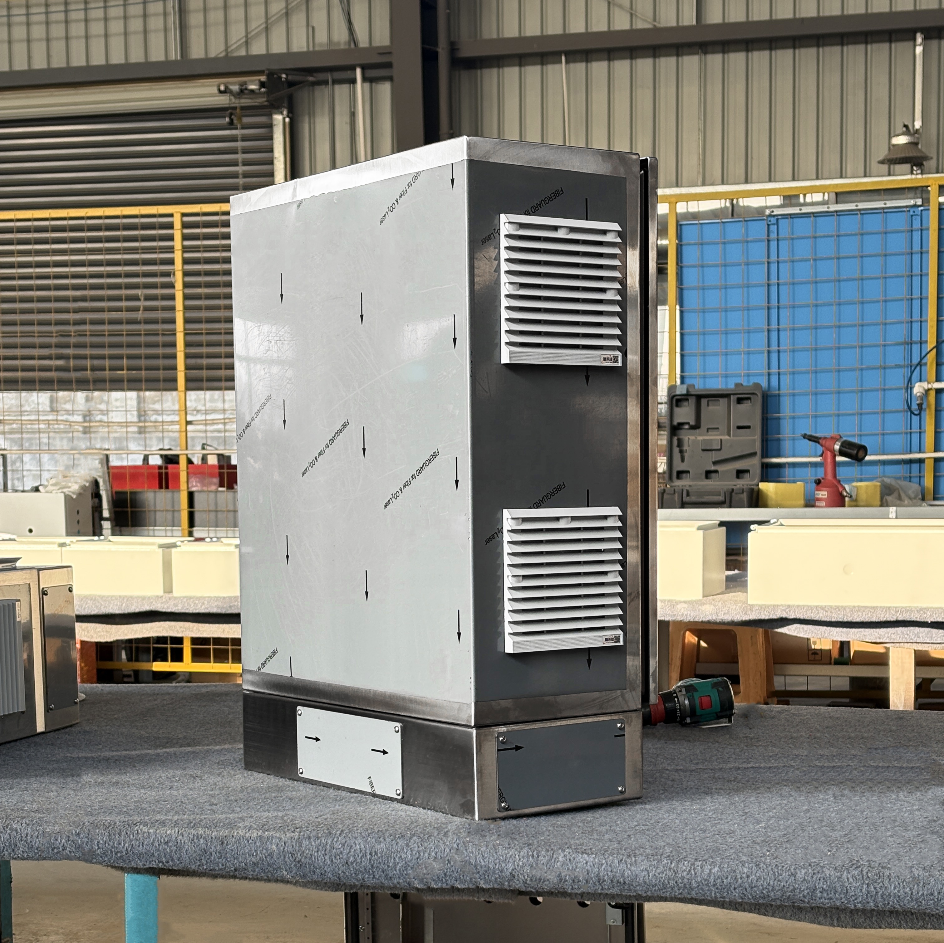 Stainless Steel Elevated Base Power Distribution Box with Dustproof & Ventilation for Industrial Outdoor Electrical Equipment