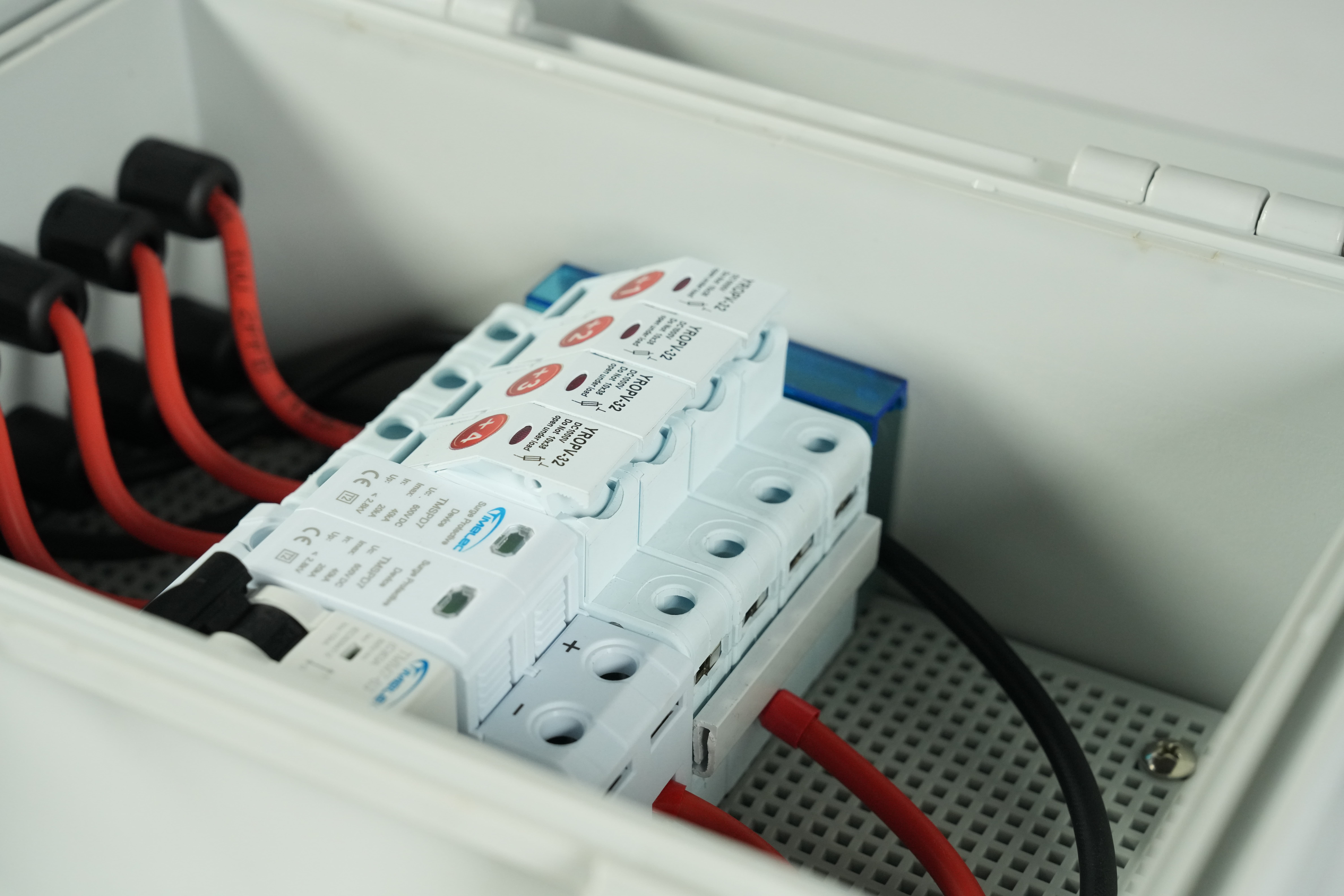 Photovoltaic Combiner Box IP65 Outdoor Solar Panel DC String Distribution Box CE Certified Waterproof With DC Breaker